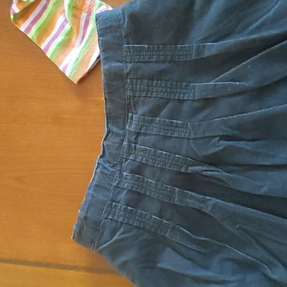 Adorable girls size 5 embroidered top and skort outfit. Purchased in Quebec. - Picture 8 of 10